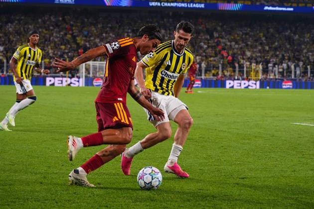 ISTANBUL, TURKEY - SEPTEMBER 10: Ismail Yuksek (R) of Fenerbahce SK and Paulo Dybala (L) of Roma battle for the ball during the UEFA Champions League 2026 27 first week match between Fenerbahce SK and Roma at Fenerbahce Chobani Stadiumi on September 10, 2026 in Istanbul, Turkey. Istanbul Kadikoy TURKEY Copyright: xSeskimphotox Fenerbahce-Roma-1009 (139)
