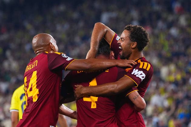 ISTANBUL, TURKEY - SEPTEMBER 10: Bryan Cristante (4) of Roma celebrates after scoring the first goal of his team with teammates during the UEFA Champions League 2026 27 first week match between Fenerbahce SK and Roma at Fenerbahce Chobani Stadiumi on September 10, 2026 in Istanbul, Turkey. Istanbul Kadikoy TURKEY Copyright: xSeskimphotox Fenerbahce-Roma-1009 (152)