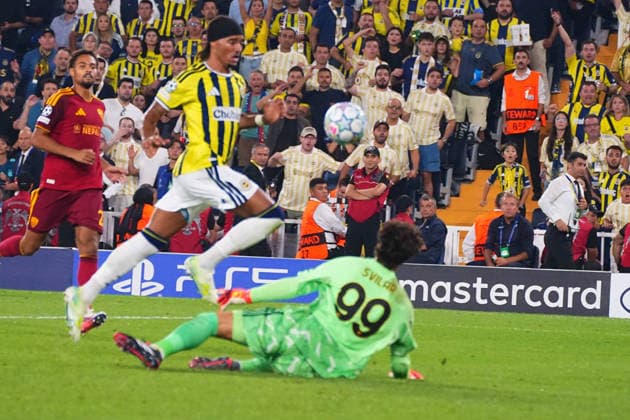 ISTANBUL, TURKEY - SEPTEMBER 10: Archie Brown of Fenerbahce SK and Goalkeeper Mile Svilar of Roma during the UEFA Champions League 2026 27 first week match between Fenerbahce SK and Roma at Fenerbahce Chobani Stadiumi on September 10, 2026 in Istanbul, Turkey. Istanbul Kadikoy TURKEY Copyright: xSeskimphotox Fenerbahce-Roma-1009 (173)