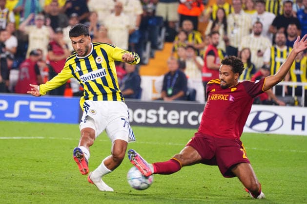 ISTANBUL, TURKEY - SEPTEMBER 10: Oguz Aydin (L) of Fenerbahce SK and Devyne Rensch (R) of Roma battle for the ball during the UEFA Champions League 2026 27 first week match between Fenerbahce SK and Roma at Fenerbahce Chobani Stadiumi on September 10, 2026 in Istanbul, Turkey. Istanbul Kadikoy TURKEY Copyright: xSeskimphotox Fenerbahce-Roma-1009 (229)