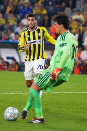 ISTANBUL, TURKEY - SEPTEMBER 10: Oguz Aydin (L) of Fenerbahce SK and Goalkeeper Mile Svilar of Roma battle for the ball during the UEFA Champions League 2026 27 first week match between Fenerbahce SK and Roma at Fenerbahce Chobani Stadiumi on September 10, 2026 in Istanbul, Turkey. Istanbul Kadikoy TURKEY Copyright: xSeskimphotox Fenerbahce-Roma-1009 (235)