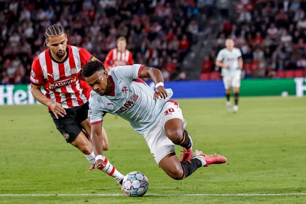 EINDHOVEN, NETHERLANDS - SEPTEMBER 10: Alisson Santana of Shakhtar is challenged by Armando Obispo of PSV during the UEFA Champions League match between PSV Eindhoven and FC Shakhtar Donetsk at PSV Stadion on September 10, 2026 in Eindhoven, Netherlands.  Copyright: xMTB MBxMediax