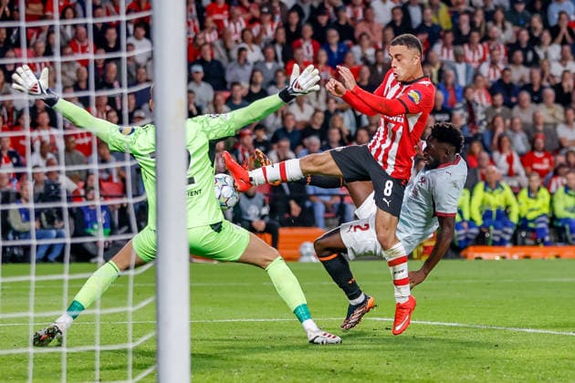 EINDHOVEN, NETHERLANDS - SEPTEMBER 10: Sergino Dest of PSV battles for the ball with Lassina Traore of Shakhtar during the UEFA Champions League match between PSV Eindhoven and FC Shakhtar Donetsk at PSV Stadion on September 10, 2026 in Eindhoven, Netherlands.  Copyright: xMTB MBxMediax