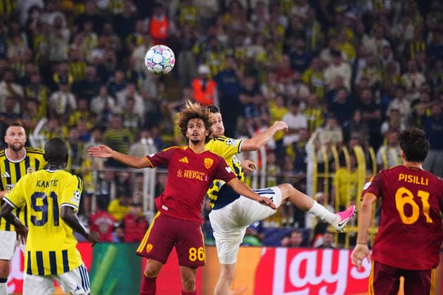 ISTANBUL, TURKEY - SEPTEMBER 10: Ismail Yuksek (R) of Fenerbahce SK and Rodrigo Mora (86) of Roma battle for the ball during the UEFA Champions League 2026 27 first week match between Fenerbahce SK and Roma at Fenerbahce Chobani Stadiumi on September 10, 2026 in Istanbul, Turkey. Istanbul Kadikoy TURKEY Copyright: xSeskimphotox Fenerbahce-Roma-1009 (250)