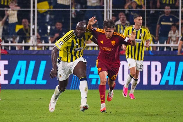 ISTANBUL, TURKEY - SEPTEMBER 10: Romelu Lukaku (L) of Fenerbahce SK and Niccolo Pisilli (R) of Roma battle for the ball during the UEFA Champions League 2026 27 first week match between Fenerbahce SK and Roma at Fenerbahce Chobani Stadiumi on September 10, 2026 in Istanbul, Turkey. Istanbul Kadikoy TURKEY Copyright: xSeskimphotox Fenerbahce-Roma-1009 (258)