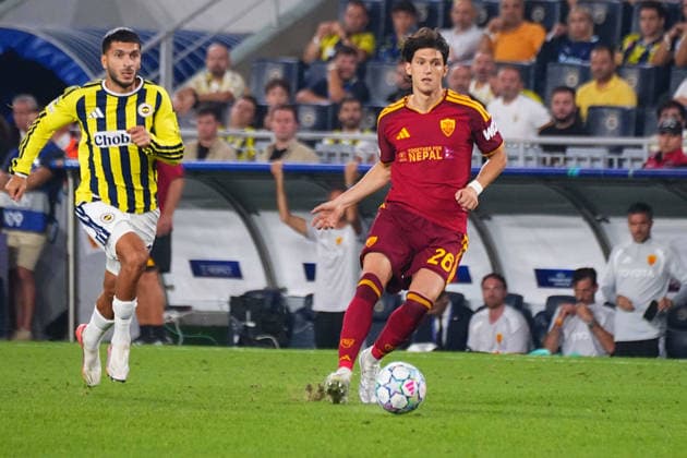 ISTANBUL, TURKEY - SEPTEMBER 10: Oguz Aydin (L) of Fenerbahce SK and Leonardo Balerdi (R) of Roma battle for the ball during the UEFA Champions League 2026 27 first week match between Fenerbahce SK and Roma at Fenerbahce Chobani Stadiumi on September 10, 2026 in Istanbul, Turkey. Istanbul Kadikoy TURKEY Copyright: xSeskimphotox Fenerbahce-Roma-1009 (269)