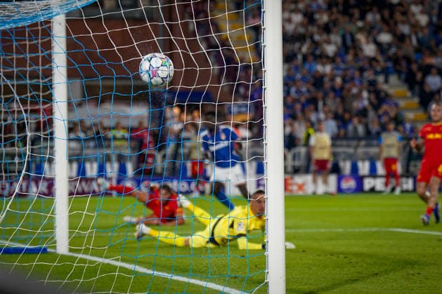 Italy Soccer UEFA Champions League 2026–2027, Matchday 1: Como 1907 vs. RB Leipzig—Giuseppe Sinigaglia at Como; goal and celebration after Assane Diao’s 3–0 goal for Como 1907; Maarten Vandevoordt (RB Leipzig, No. 26) can only watch the ball go by Copyright: xJOERANxSTEINSIEKx
