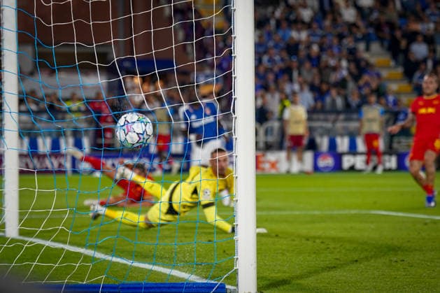 Italy Soccer UEFA Champions League 2026–2027, Matchday 1: Como 1907 vs. RB Leipzig. Giuseppe Sinigaglia, Como. Goal and goal celebration for the 3–0 score by Assane Diao (Como 1907, 11). Maarten Vandevoordt (RB Leipzig, 26) can only watch the ball go by. Copyright: xJOERANxSTEINSIEKx