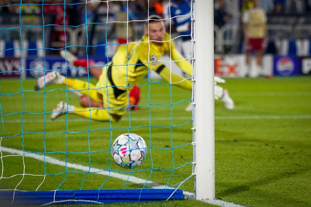 Italy Soccer UEFA Champions League 2026–2027, Matchday 1: Como 1907 vs. RB Leipzig. Giuseppe Sinigaglia (Como) scores and celebrates the 3–0 goal by Assane Diao (Como 1907). Maarten Vandevoordt (RB Leipzig, No. 26) can only watch the ball go by. Copyright: xJOERANxSTEINSIEKx