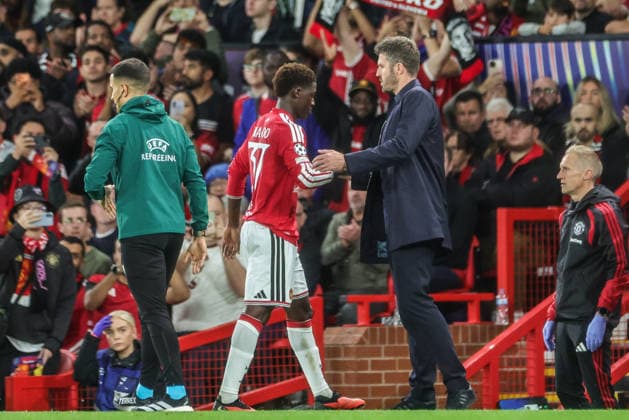 UEFA Champions League Matchday 1 of 8 Manchester United, ManU v Sabah FK Kobbie Mainoo of Manchester United shakes hands with Michael Carrick manager of Manchester United as he is substituted off during the UEFA Champions League Matchday 1 of 8 match Manchester United vs Sabah FK at Old Trafford, Manchester, United Kingdom on 10 September 2026 (Photo by Mark Cosgrove News Images) Manchester Old Trafford Greater Manchester United Kingdom Copyright: xMarkxCosgrove NewsxImagesx