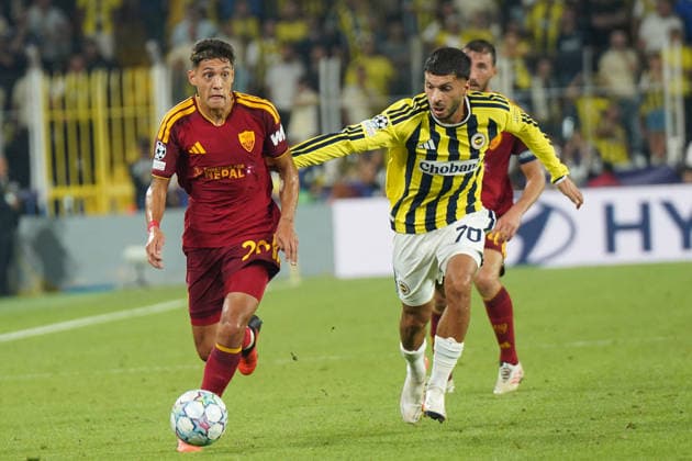 ISTANBUL, TURKEY - SEPTEMBER 10: Oguz Aydin (R) of Fenerbahce SK and Nahuel Molina (L) of Roma during the UEFA Champions League 2026 27 first week match between Fenerbahce SK and Roma at Fenerbahce Chobani Stadiumi on September 10, 2026 in Istanbul, Turkey. Istanbul Kadikoy TURKEY Copyright: xSeskimphotox Fenerbahce-Roma-1009 (300)