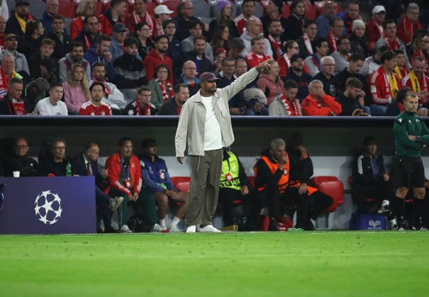 Soccer, Men s, Champions League, 2026–2027 Season, FC Bayern Munich vs. FK Bodø Glimt, Matchday 1, Allianz Arena: Vincent Kompany, head coach of FC Bayern Munich, raises his left arm while standing on the sideline