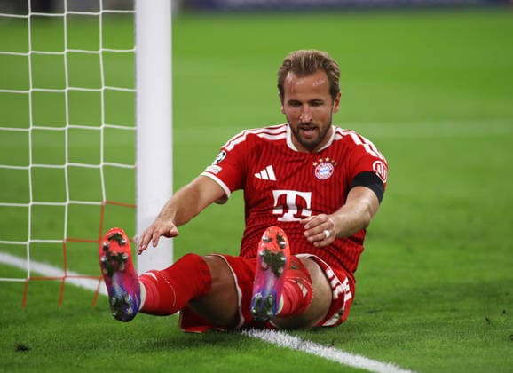 Soccer, Men s, Champions League, 2026–2027 Season, FC Bayern Munich vs. FK Bodø Glimt, Matchday 1, Allianz Arena: Harry Kane of FC Bayern Munich sitting on the field after missing a scoring opportunity