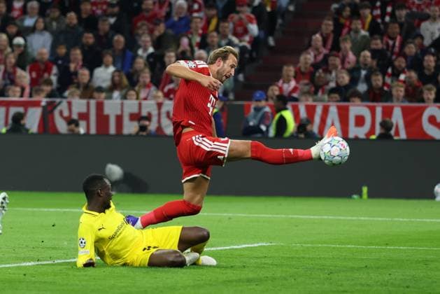 One-on-one, action, featuring Harry Kane (9, FC Bayern Munich) and Joshua Kitolano (16, FK Bodo Glimt), FC Bayern Munich vs. FK Bodo Glimt, soccer, UEFA, Champions League, group stage, September 9, 2026, Munich, Bavaria, Germany Copyright: xkolbert-press ChristianxKolbertx