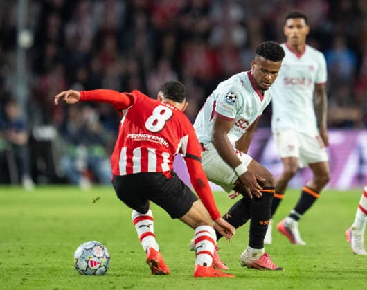 Sergino Dest of PSV Eindhoven dribbles past Alisson Santana of FC Shakhtar Donetsk during UEFA Champions League - Matchday 1 - PSV Eindhoven vs FC Shakhtar Donetsk (Ruslan Taran Ball Raw Images) Eindhoven Philips Stadion Netherlands Copyright: xRuslanxTaranx RUS_PSV-SHA-0437