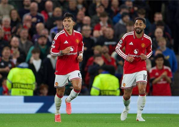 RECORD DATE NOT STATED Football - UEFA Champions League - Manchester United, ManU FC v Sabah FC MANCHESTER, ENGLAND - Thursday, September 10, 2026: Manchester United s Lisandro Martinez celebrates with team-mate Matheus Cunha (R) after scoring his side s fourth goal during the UEFA Champions League 2026 27 League Phase MD1 match between Manchester United FC and Sabah FC at Old Trafford. (Photo by David Rawcliffe Propaganda) MANCHESTER Old Trafford GREATER MANCHESTER ENGLAND  Copyright: xDavidxRawcliffex 2026-09-10-Man_Utd_v_Sabah-053