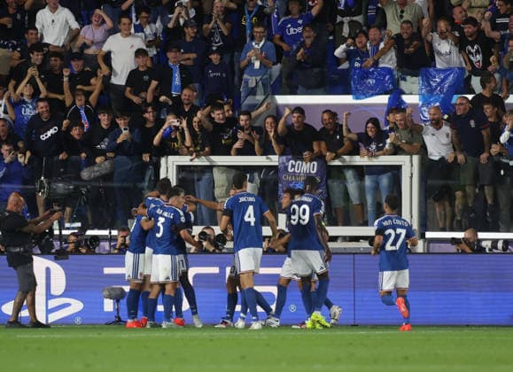 IPA88370077 - Martin Baturina of Como 1907 celebrating with his teammates after scoring a goal during a 2026–27 UEFA Champions League soccer match between Como 1907 and RB Leipzig on September 10, 2026, at Giuseppe Sinigaglia Stadium in Como, Italy. Photo by Nderim KACELI  Copyright: xNderimxKaceli IPAxSportx xx IPA88370077