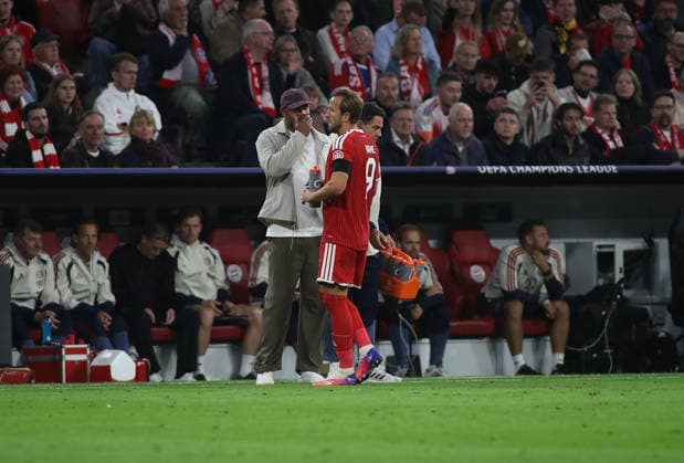 Soccer, Men s, Champions League, 2026–2027 Season, FC Bayern Munich vs. FK Bodø Glimt, Matchday 1, Allianz Arena: Vincent Kompany, FC Bayern Munich coach (left), with Harry Kane (right); a brief discussion on the sideline, giving instructions
