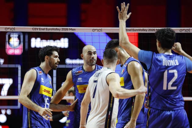 IPA88370080 - Team Italy celebrates after scoring during the opening match of the CEV Enel EuroVolley 2026 between Italy and Sweden at Piazza del Plebiscito on September 10, 2026, in Naples, Italy.  Copyright: xRichardxMorgano IPAxSportx xx IPA88370080