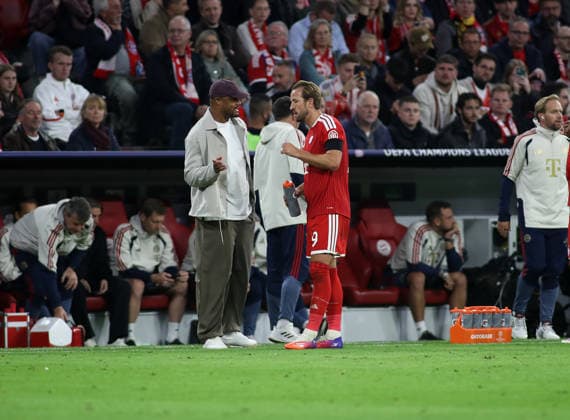 Soccer, Men s, Champions League, 2026–2027 Season, FC Bayern Munich vs. FK Bodø Glimt, Matchday 1, Allianz Arena: Vincent Kompany, FC Bayern Munich coach (left), with Harry Kane (right); a brief discussion on the sideline, giving instructions