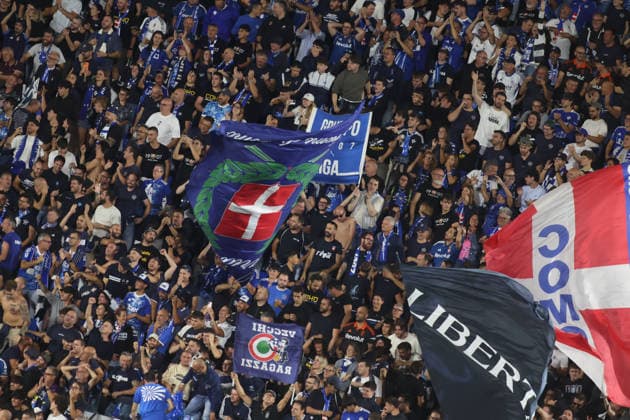 IPA88370085 - Como fans during the 2026 27 UEFA Champions League soccer match between Como 1907 and RB Leipzig on September 10, 2026, at the Giuseppe Sinigaglia Stadium in Como, Italy. Photo by Nderim KACELI  Copyright: xNderimxKaceli IPAxSportx xx IPA88370085