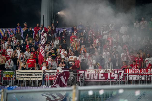 Italy Soccer UEFA Champions League 2026–2027, Matchday 1: Como 1907 vs. RB Leipzig at the Giuseppe Sinigaglia Stadium in Como; RB Leipzig fans in the visitors’ section of the stadium after the use of pyrotechnics; thick smoke drifts across the stands. Soccer, Champions League, RB Leipzig, away fans, spectators, fans, visitors’ section, fan section, ultras, fan culture, pyrotechnics, smoke, flags, banners, signs, Zone 147, atmosphere Copyright: xJOERANxSTEINSIEKx