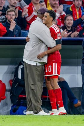 Vincent Kompany, head coach of FC Bayern Munich, thanks Jamal Musiala (FC Bayern Munich, No. 10) with a hug for his strong performance and his goal in the 1-0 win over GER, FC Bayern Munich vs. FK Bodo Glimt, Soccer, UEFA Champions League, Group Stage, Matchday 1, 2026–2027 Season, September 10, 2026 DFL DFB REGULATIONS PROHIBIT ANY USE OF PHOTOGRAPHS AS IMAGE SEQUENCES AND OR QUASI-VIDEO Photo: HMB Media, Heike Feiner Copyright: HMBxMedia HeikexFeiner