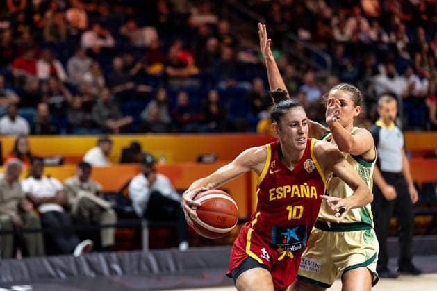 Maria Conde (Spain), 10, dribbling against Miela Sowah (Australia), 01, GER, Australia vs. Spain, Basketball, 2026 FIBA Women s World Cup, Quarterfinals, September 10, 2026, GER, Australia vs. Spain, Basketball, FIBA Women’s World Cup 2026, Quarterfinals, September 10, 2026, Berlin Copyright: xEibner-Pressefoto MaxxVincenx EP_MVN