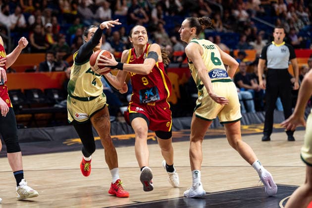Helena Pueyo (Spain), No. 9, dribbling; Alex Wilson (Australia), No. 4; and Steph Talbot (Australia), No. 6; GER, Australia vs. Spain, Basketball, 2026 FIBA Women’s World Cup, Quarterfinals, September 10, 2026, GER, Australia vs. Spain, Basketball, 2026 FIBA Women’s World Cup, Quarterfinals, September 10, 2026, Berlin Copyright: xEibner-Pressefoto MaxxVincenx EP_MVN