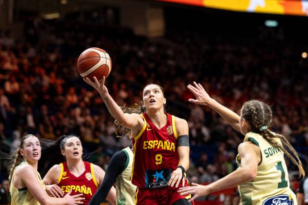 Helena Pueyo (Spain), No. 9, making a layup; Miela Sowah (Australia), No. 1; Germany vs. Australia vs. Spain, Basketball, 2026 FIBA Women’s World Cup, Quarterfinals, September 10, 2026, GER, Australia vs. Spain, Basketball, 2026 FIBA Women’s World Cup, Quarterfinals, September 10, 2026, Berlin Copyright: xEibner-Pressefoto MaxxVincenx EP_MVN