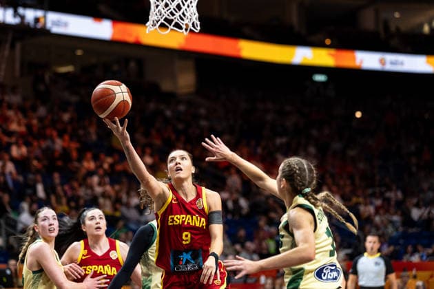 Helena Pueyo (Spain), No. 9, making a layup; Miela Sowah (Australia), No. 1; Germany vs. Australia vs. Spain, Basketball, 2026 FIBA Women’s World Cup, Quarterfinals, September 10, 2026, GER, Australia vs. Spain, Basketball, 2026 FIBA Women’s World Cup, Quarterfinals, September 10, 2026, Berlin Copyright: xEibner-Pressefoto MaxxVincenx EP_MVN
