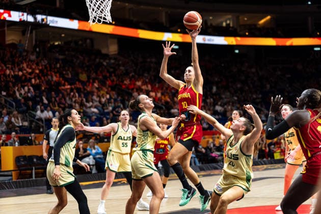 Maria Conde (Spain), No. 10 on the shot, Isobel Borlase (Australia), No. 20, GER, Australia vs. Spain, Basketball, 2026 FIBA Women s World Cup, Quarterfinals, September 10, 2026, Australia vs. Spain, Basketball, FIBA Women’s World Cup 2026, Quarterfinals, September 10, 2026, Berlin Copyright: xEibner-Pressefoto MaxxVincenx EP_MVN