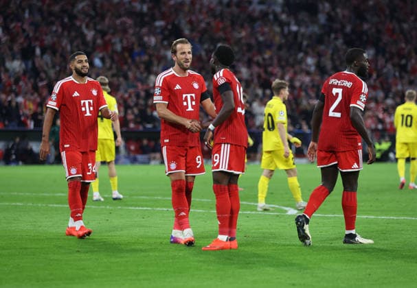Soccer, Men s, Champions League, 2026–2027 Season, FC Bayern Munich vs. FK Bodø Glimt, Matchday 1, Allianz Arena, 3–0 thanks to Alphonso Davies; FC Bayern Munich receives congratulations from Harry Kane; goal, celebration
