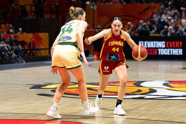 Iyana Martin of Spain, No. 44, dribbling past Isabelle Bourne of Australia, No. 34, GER, Australia vs. Spain, Basketball, FIBA Women s World Cup 2026, Quarterfinals, September 10, 2026, Germany, Australia vs. Spain, Basketball, 2026 FIBA Women’s World Cup, Quarterfinals, September 10, 2026, Berlin Copyright: xEibner-Pressefoto MaxxVincenx EP_MVN