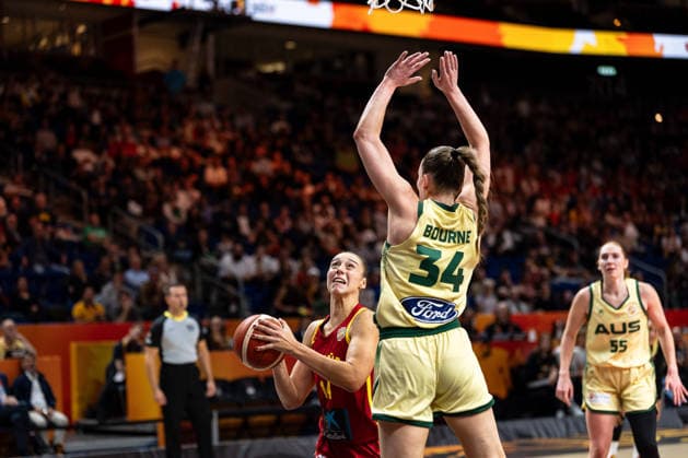 Raquel Carrera (Spain), No. 14, Isabelle Bourne (Australia), No. 34, GER, Australia vs. Spain, Basketball, 2026 FIBA Women s World Cup, Quarterfinals, September 10, 2026, GER, Australia vs. Spain, Basketball, 2026 FIBA Women’s World Cup, Quarterfinals, September 10, 2026, Berlin Copyright: xEibner-Pressefoto MaxxVincenx EP_MVN