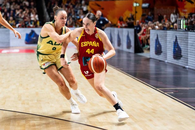 Iyana Martin (Spain), 44, dribbling against Steph Talbot (Australia), 06, GER, Australia vs. Spain, Basketball, 2026 FIBA Women’s World Cup, Quarterfinals, September 10, 2026, GER, Australia vs. Spain, Basketball, FIBA Women’s World Cup 2026, Quarterfinals, September 10, 2026, Berlin Copyright: xEibner-Pressefoto MaxxVincenx EP_MVN