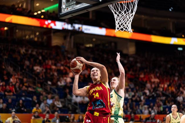 Raquel Carrera (Spain), No. 14, making a layup; Chloe Bibby (Australia), No. 55; GER, Australia vs. Spain, Basketball, 2026 FIBA Women’s World Cup, Quarterfinals, September 10, 2026, GER, Australia vs. Spain, Basketball, 2026 FIBA Women’s World Cup, Quarterfinals, September 10, 2026, Berlin Copyright: xEibner-Pressefoto MaxxVincenx EP_MVN