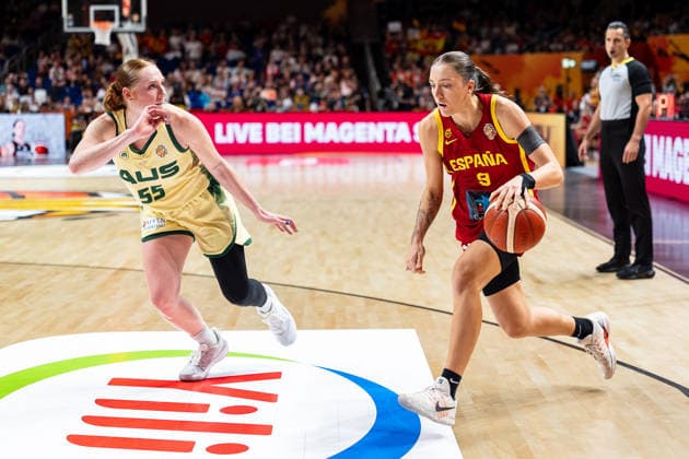 Helena Pueyo (Spain), No. 9, dribbling past Chloe Bibby (Australia), No. 55, Germany, Australia vs. Spain, Basketball, 2026 FIBA Women s World Cup, Quarterfinals, September 10, 2026, GER, Australia vs. Spain, Basketball, FIBA Women’s World Cup 2026, Quarterfinals, September 10, 2026, Berlin Copyright: xEibner-Pressefoto MaxxVincenx EP_MVN