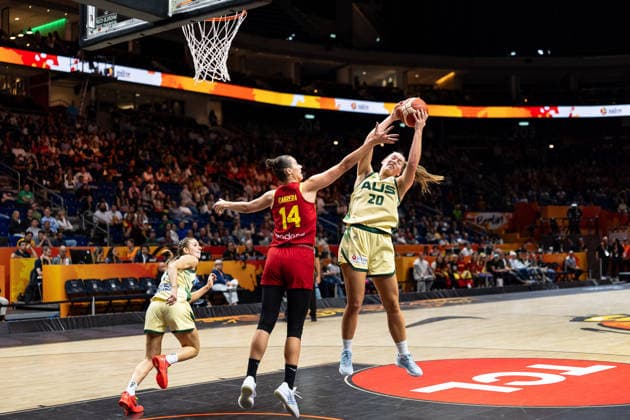 Isobel Borlase (Australia), 20 rebounds against Raquel Carrera (Spain), 14, GER, Australia vs. Spain, Basketball, 2026 FIBA Women s World Cup, Quarterfinals, September 10, 2026, GER, Australia vs. Spain, Basketball, 2026 FIBA Women’s World Cup, Quarterfinals, September 10, 2026, Berlin Copyright: xEibner-Pressefoto MaxxVincenx EP_MVN