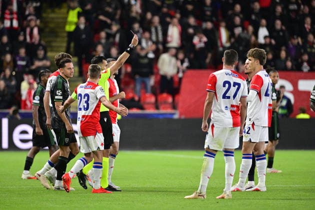 Referee, left, shows a red card to Mikulas Konecny of Slavia, right, during the Football Champions League opening round match Slavia Prague vs RC Lens on September 10, 2026, in Prague, Czech Republic. (CTKxPhoto VitxSimanek) CTKPhotoP2026091010521  CTKPhotoP2026091010521