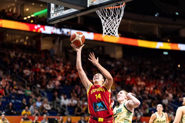 Raquel Carrera (Spain), 14, on a layup; Chloe Bibby (Australia), 55; GER, Australia vs. Spain, Basketball, 2026 FIBA Women’s World Cup, Quarterfinals, September 10, 2026, GER, Australia vs. Spain, Basketball, 2026 FIBA Women’s World Cup, Quarterfinals, September 10, 2026, Berlin Copyright: xEibner-Pressefoto MaxxVincenx EP_MVN