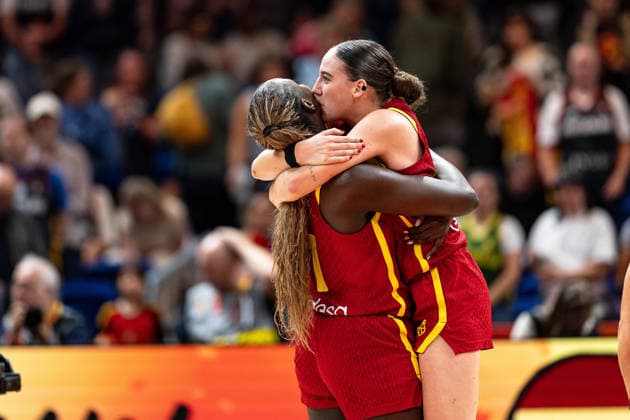 Awa Fam (Spain), 11, and Iyana Martin (Spain), 44, celebrate after the game ends, kiss, GER, Australia vs. Spain, basketball, 2026 FIBA Women’s World Cup, Quarterfinals, September 10, 2026, GER, Australia vs. Spain, Basketball, 2026 FIBA Women’s World Cup, Quarterfinals, September 10, 2026, Berlin Copyright: xEibner-Pressefoto MaxxVincenx EP_MVN