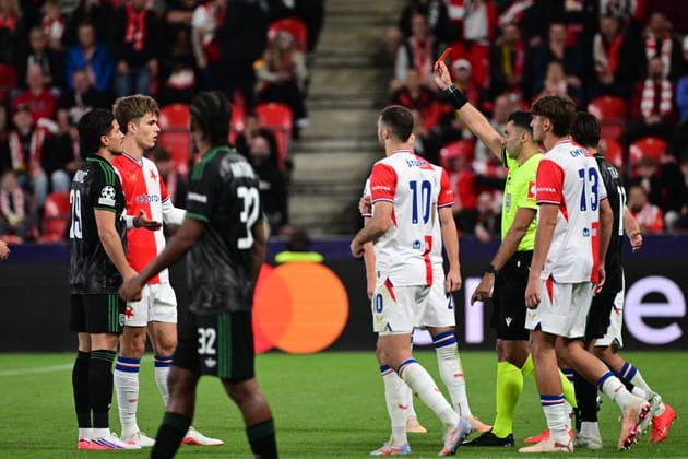 Referee, right, shows a red card to Mikulas Konecny of Slavia, 2nd left, during the Football Champions League opening round match Slavia Prague vs RC Lens on September 10, 2026, in Prague, Czech Republic. (CTKxPhoto MichalxKamaryt) CTKPhotoP2026091010550  CTKPhotoP2026091010550