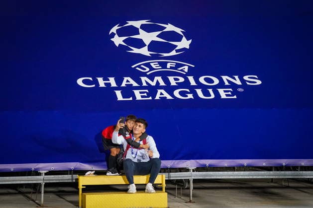 Italy Soccer UEFA Champions League 2026–2027, Matchday 1: Como 1907 vs. RB Leipzig at the Giuseppe Sinigaglia Stadium in Como. A young Como fan and an accompanying adult take a selfie in front of a large UEFA Champions League logo at the Giuseppe Sinigaglia Stadium in Como. Soccer, Champions League, UEFA, fan, child, selfie, smartphone, memory, experience, spectator, stadium, sports venue, branding, logo, European Cup, Como, Italy, fan culture, generations Copyright: xJOERANxSTEINSIEKx
