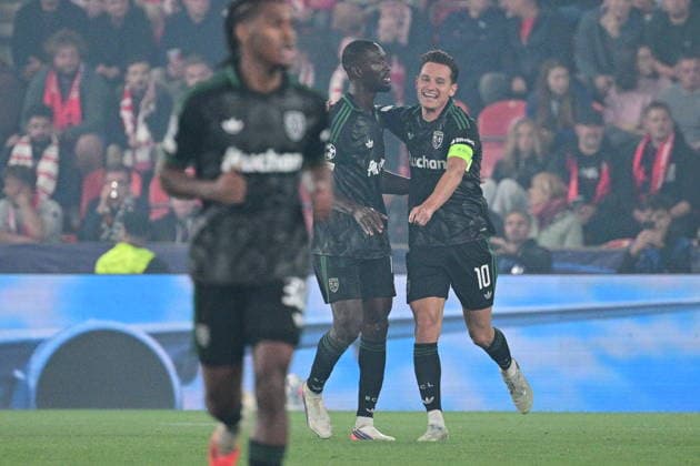 Abdallah Sima of Lens, center, celebrates a goal with his teammate Florian Thauvin during the Football Champions League opening round match Slavia Prague vs RC Lens on September 10, 2026, in Prague, Czech Republic. (CTKxPhoto MichalxKamaryt) CTKPhotoP2026091010666  CTKPhotoP2026091010666