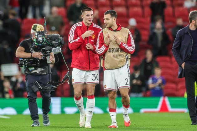 UEFA Champions League Matchday 1 of 8 Manchester United, ManU v Sabah FK Benjamin Sesko of Manchester United and Diogo Dalot of Manchester United applaud the fans after the game during the UEFA Champions League Matchday 1 of 8 match Manchester United vs Sabah FK at Old Trafford, Manchester, United Kingdom on 10 September 2026 (Photo by Mark Cosgrove News Images) Manchester Old Trafford Greater Manchester United Kingdom Copyright: xMarkxCosgrove NewsxImagesx