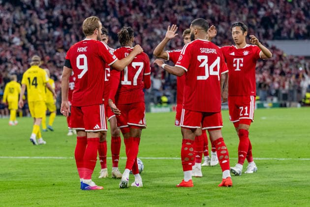 The Munich fans cheer with Michael Olise (FC Bayern Munich, No. 17) after his goal to make it 4–0 GER, FC Bayern Munich vs. FK Bodo Glimt, soccer, UEFA Champions League, group stage, Matchday 1, 2026–2027 season, September 10, 2026 DFL DFB regulations prohibit any use of photographs as image sequences and or quasi-video. Photo: HMB Media, Heike Feiner Copyright: HMBxMedia HeikexFeiner