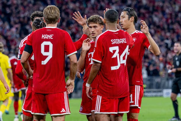 The Munich fans cheer with Michael Olise (FC Bayern Munich, No. 17) after his goal to make it 4–0 GER, FC Bayern Munich vs. FK Bodo Glimt, soccer, UEFA Champions League, group stage, Matchday 1, 2026–2027 season, September 10, 2026 DFL DFB regulations prohibit any use of photographs as image sequences and or quasi-video. Photo: HMB Media, Heike Feiner Copyright: HMBxMedia HeikexFeiner
