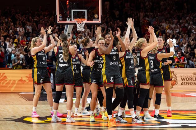 German team celebrates after victory at the end of the game, thanks the fans, GER, Belgium vs. Germany, basketball, 2026 FIBA Women s World Cup, Quarterfinals, September 10, 2026, GER, Belgium vs. Germany, Basketball, FIBA Women’s World Cup 2026, Quarterfinals, September 10, 2026, Berlin Copyright: xEibner-Pressefoto MaxxVincenx EP_MVN