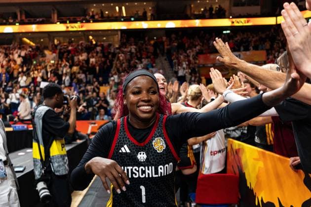 Alexis Peterson, Germany, 01, celebrates with fans after the victory at the end of the game, GER, Belgium vs. Germany, Basketball, FIBA Women s World Cup 2026, Quarterfinals, September 10, 2026, GER, Belgium vs. Germany, Basketball, 2026 FIBA Women’s World Cup, Quarterfinals, September 10, 2026, Berlin Copyright: xEibner-Pressefoto MaxxVincenx EP_MVN
